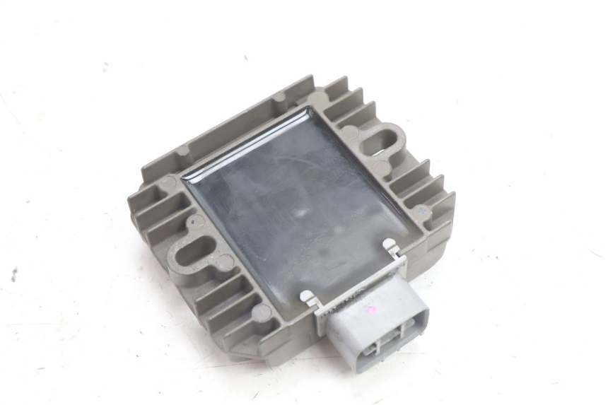 photo de REGULATEUR CHARGE SUZUKI BURGMAN 125 (2007 - 2014) - Autre angle de vue