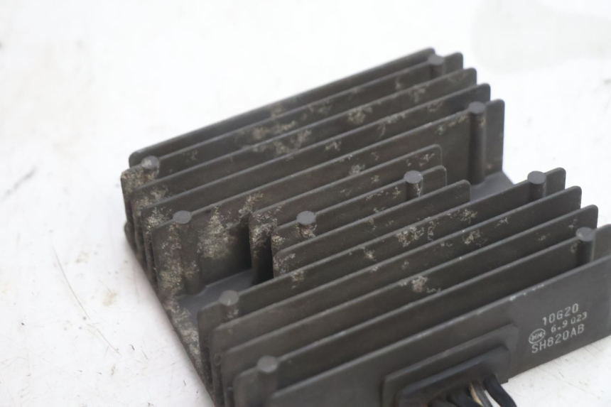 photo de REGULATEUR CHARGE SUZUKI BURGMAN EXECUTIVE ABS 650 (2006 - 2012) - Gros plan technique