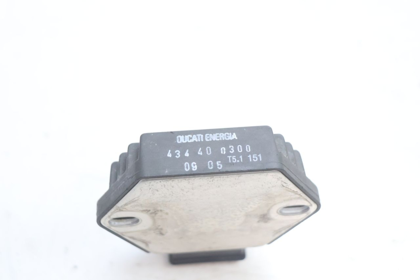 photo de REGULATEUR CHARGE HONDA CB F HORNET 600 (2005 - 2006) - Gros plan technique