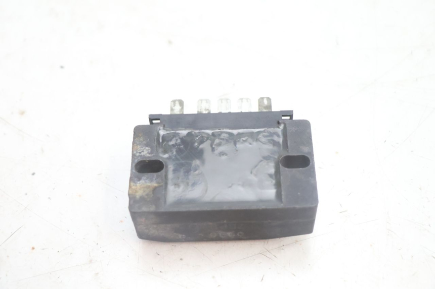 photo de REGULATEUR CHARGE SUZUKI DR S 600 (1985 - 1989) - Gros plan technique