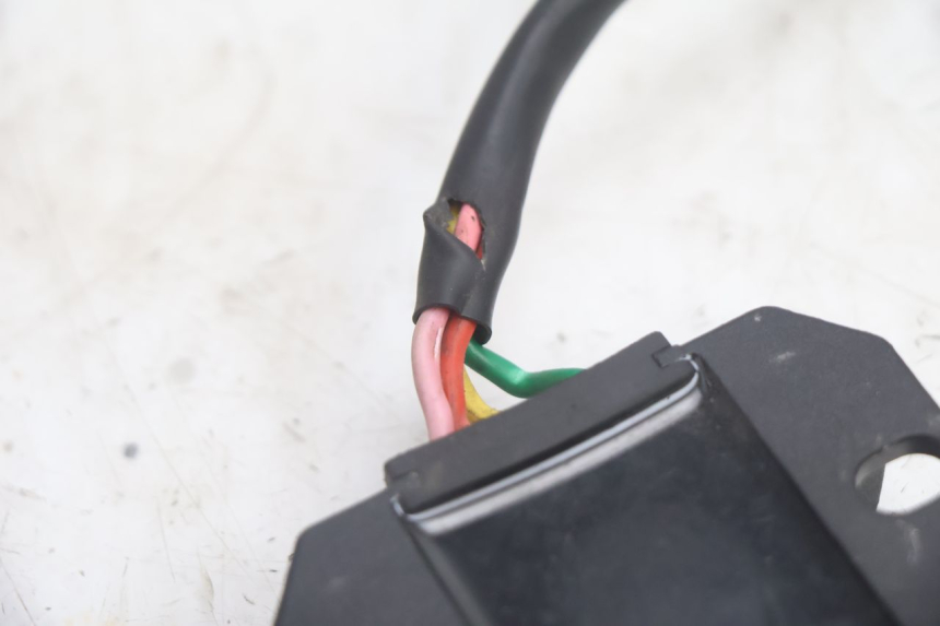 photo de REGULATEUR CHARGE SYM FIDDLE 3 III 50 (2014 - 2020) - Gros plan technique