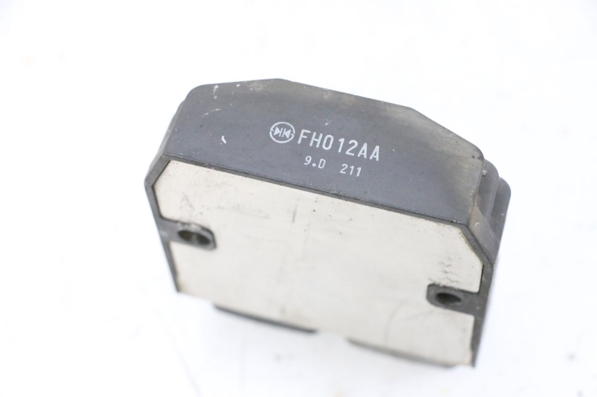 photo de REGULATEUR CHARGE YAMAHA FJR ABS 1300 (2006 - 2012) - Points de fixation