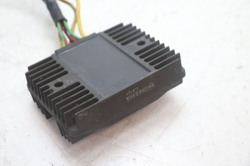 photo de REGULATEUR CHARGE HONDA FJS SILVER WING SILVERWING 400 (2005 - 2008) - Gros plan technique