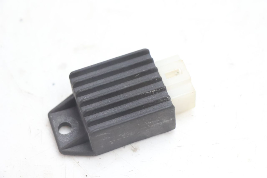 photo de REGULATEUR CHARGE KEEWAY FOCUS 50 (2006 - 2009) - Détail de la pièce