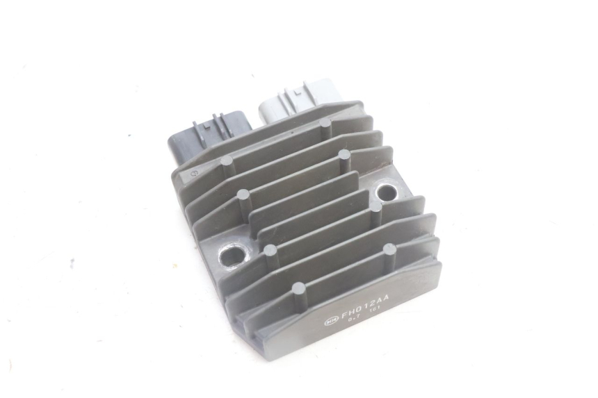 photo de REGULATEUR CHARGE YAMAHA FZ8 800 (2010 - 2016) - Détail de la pièce