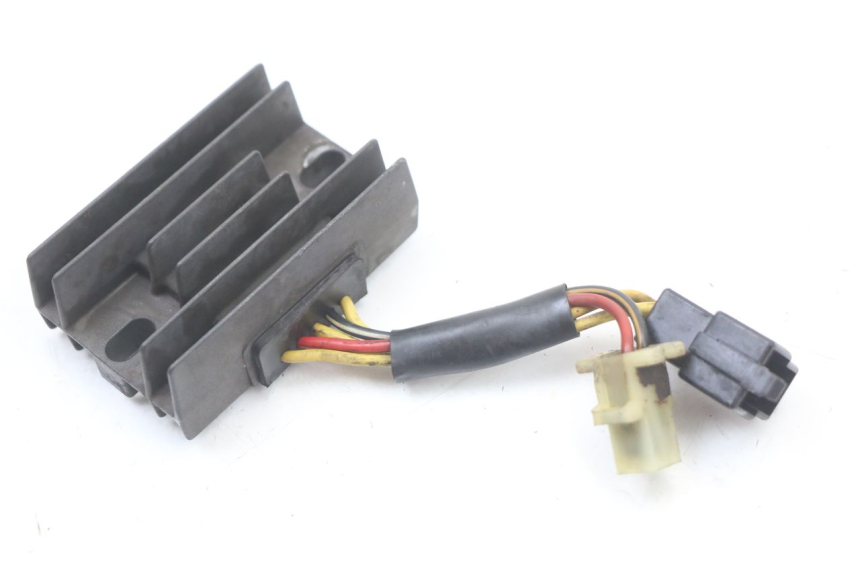 photo de REGULATEUR CHARGE SUZUKI GN 125 (1997 - 2000)