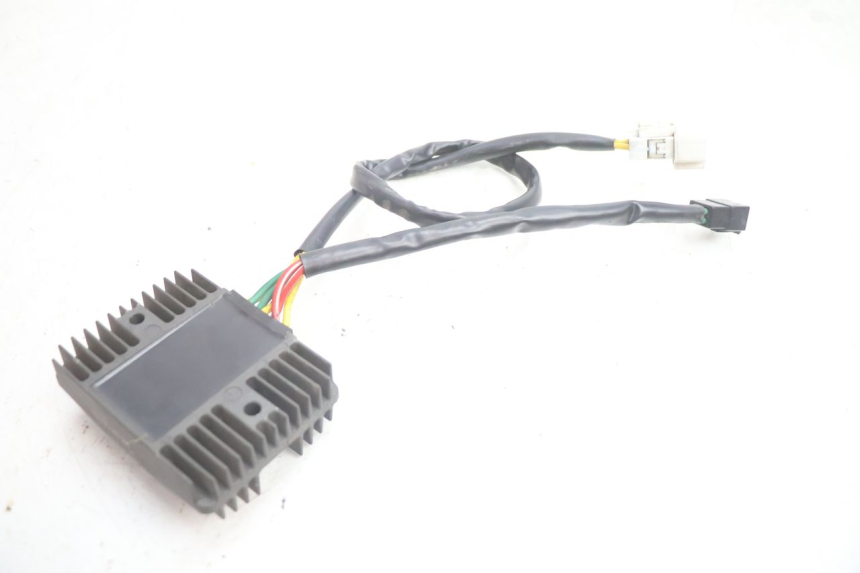 photo de REGULATEUR CHARGE GILERA GP 800 (2007 - 2013) - Gros plan technique