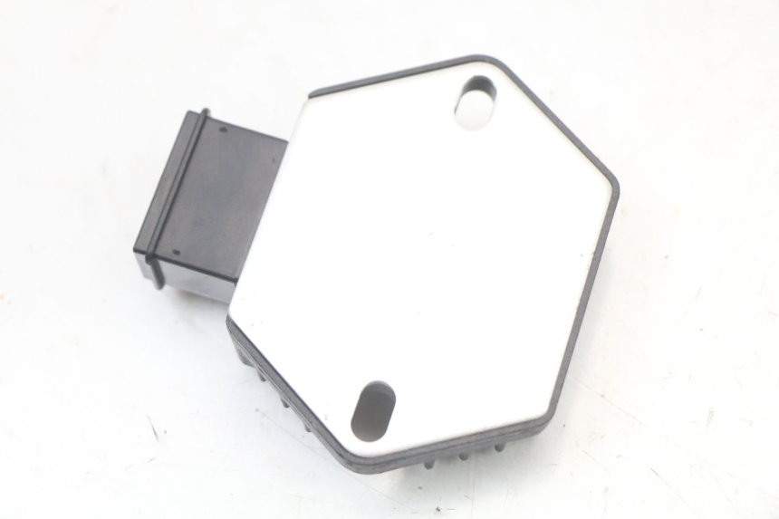 photo de REGULATEUR CHARGE HONDA FES PANTHEON 2T 125 (1998 - 2002)