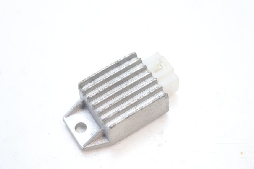photo de REGULATEUR CHARGE KEEWAY HURRICANE 50 (2006 - 2019) - Détail de la pièce