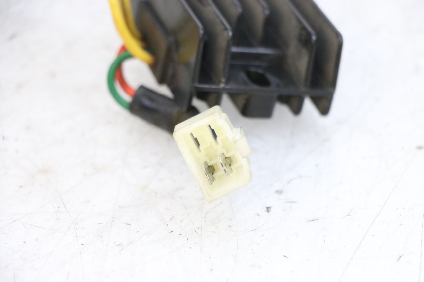 photo de RÉGULATEUR DE CHARGE PEUGEOT KISBEE 4T 50 (2018 - 2022) - Gros plan technique