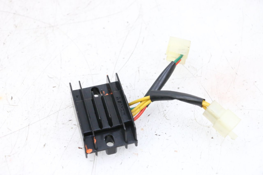 photo de RÉGULATEUR DE CHARGE PEUGEOT KISBEE 4T 50 (2018 - 2022) - Points de fixation