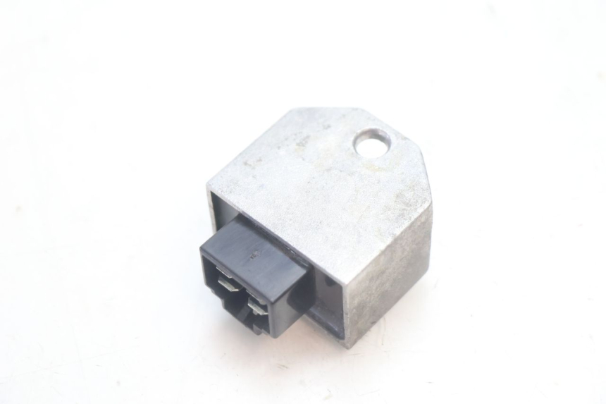photo de REGULATEUR CHARGE PEUGEOT KISBEE 4T 50 (2010 - 2017) - Autre angle de vue