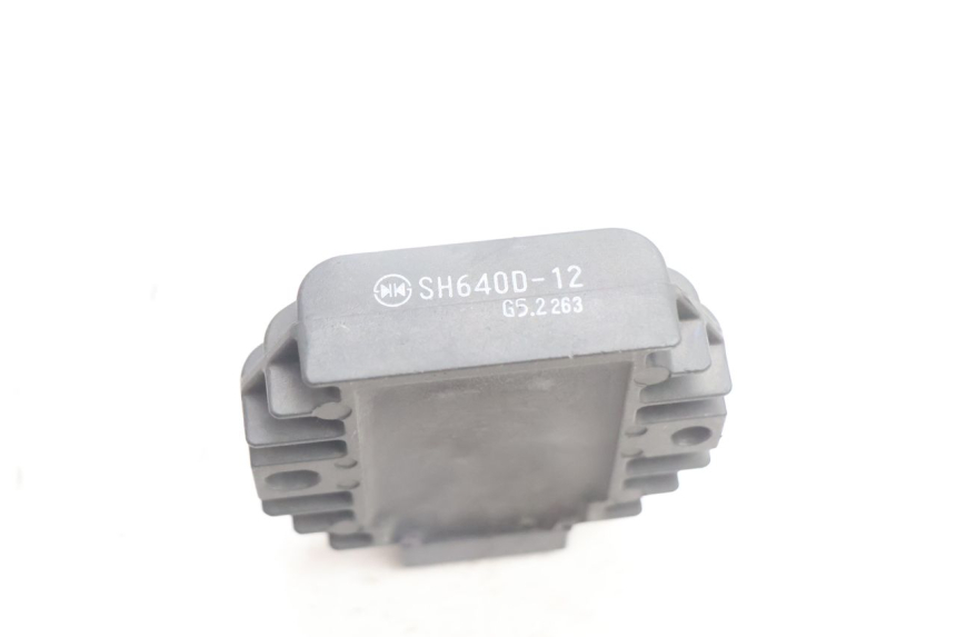 photo de REGULATEUR CHARGE PIAGGIO LIBERTY 125 (1998 - 2008) - Autre angle de vue