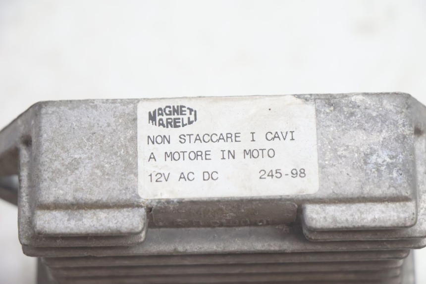 photo de REGULATEUR CHARGE PIAGGIO LIBERTY 50 (1998 - 2003) - Gros plan technique
