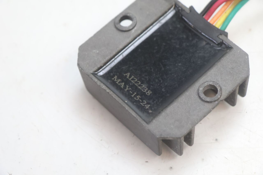 photo de REGULATEUR CHARGE KYMCO LIKE 125 (2009 - 2016) - Autre angle de vue