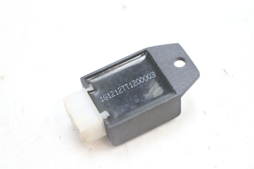 photo de REGULATEUR CHARGE LONGJIA LJ50QT 8M 2T 50 (2010 - 2017) - Autre angle de vue