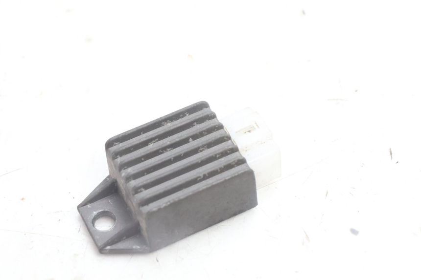 photo de REGULATEUR CHARGE PEUGEOT LUDIX BLASTER 50 (2006 - 2014) - Détail de la pièce