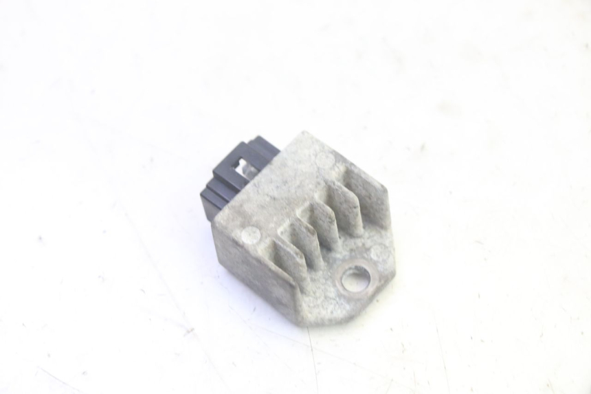 photo de REGULATEUR CHARGE PEUGEOT LUDIX ONE 50 (2004 - 2006) - Détail de la pièce