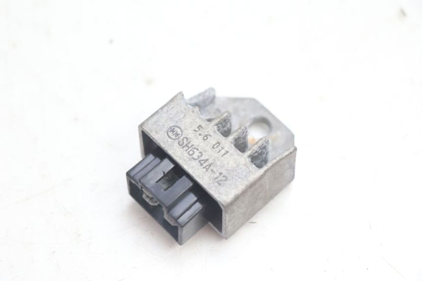 photo de REGULATEUR CHARGE SYM MIO 50 (2005 - 2010) - Vue principale
