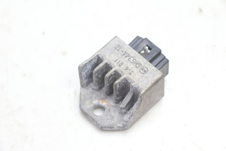 photo de REGULATEUR CHARGE SYM MIO 50 (2005 - 2010) - Détail de la pièce