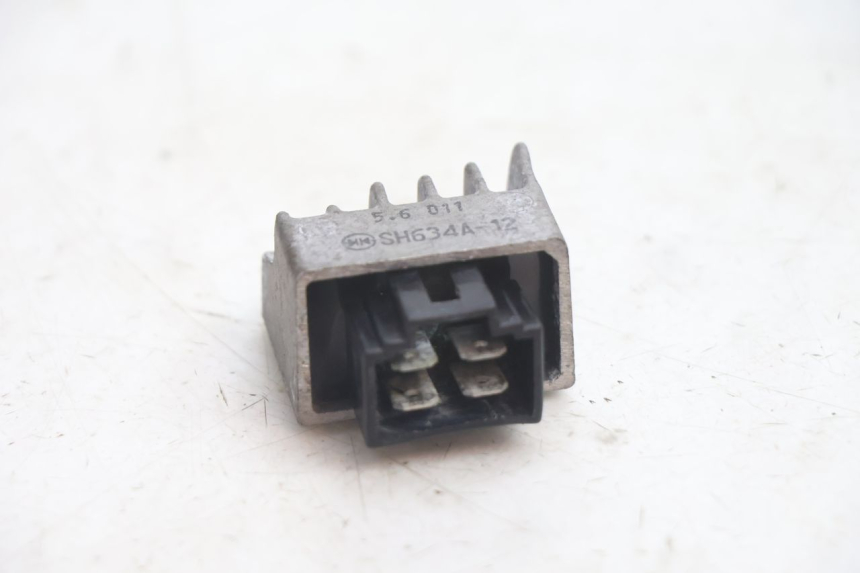 photo de REGULATEUR CHARGE SYM MIO 50 (2005 - 2010) - Autre angle de vue