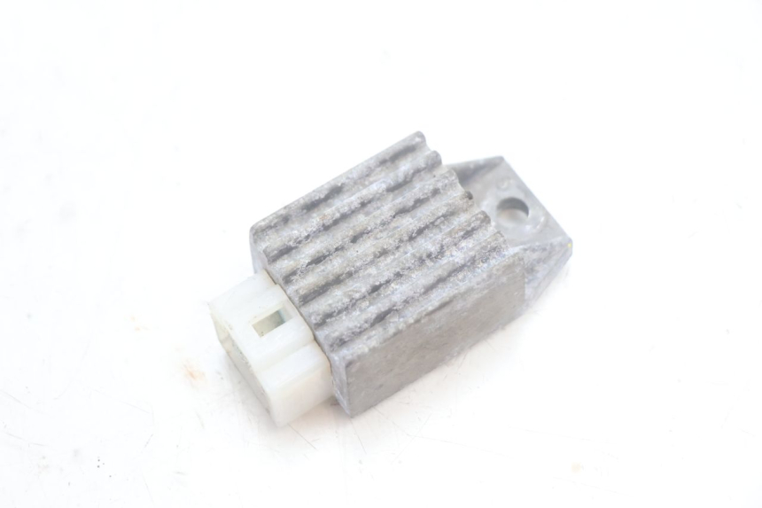 photo de REGULATEUR CHARGE SYM MIO 50 (2005 - 2010) - Vue principale