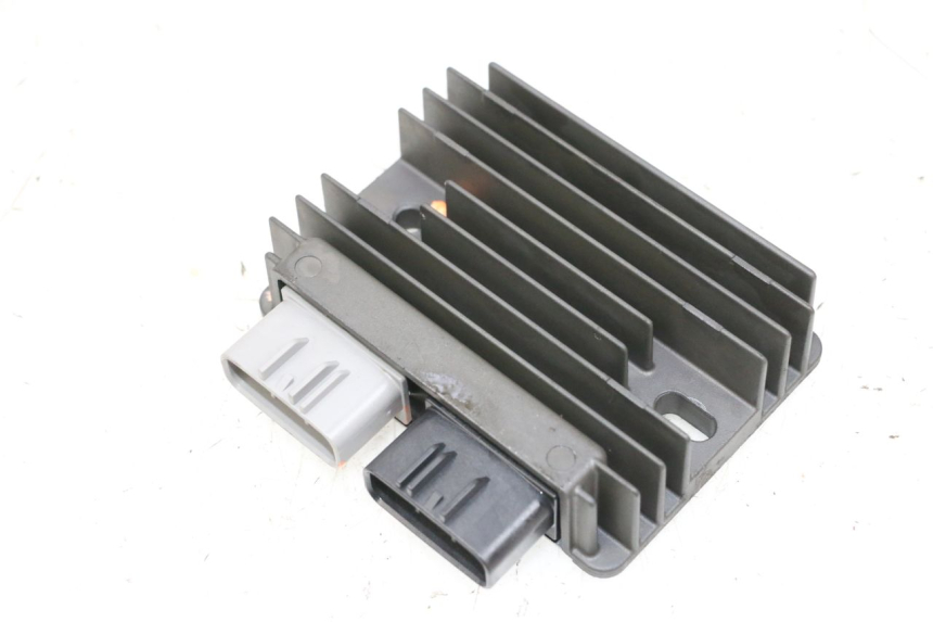 photo de REGULATEUR CHARGE PIAGGIO MP3 HPE 300 (2019 - 2026) - Vue principale