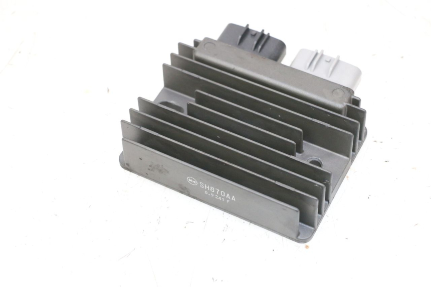 photo de REGULATEUR CHARGE PIAGGIO MP3 HPE 300 (2019 - 2026) - Gros plan technique