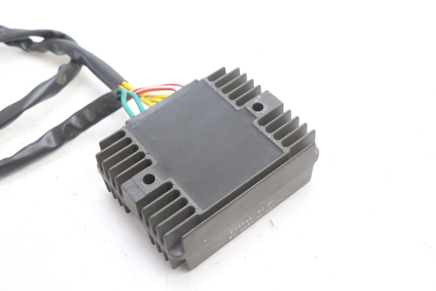 photo de RÉGULATEUR DE CHARGE PIAGGIO MP3 LT 400 (2007 - 2012) - Gros plan technique