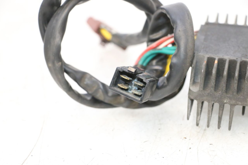 photo de RÉGULATEUR DE CHARGE PIAGGIO MP3 RL 250 (2006 - 2010) - Gros plan technique