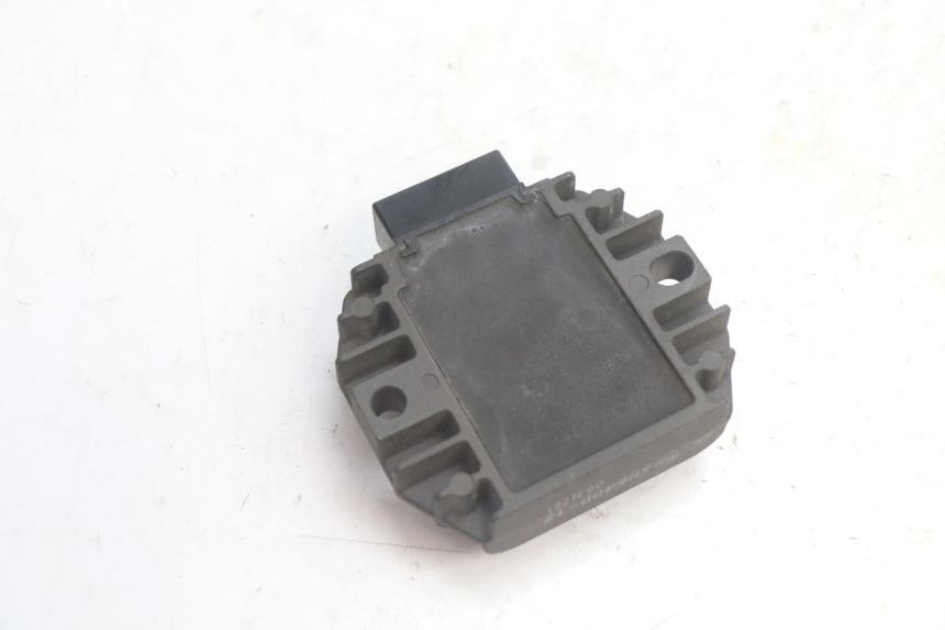 photo de REGULATEUR CHARGE PIAGGIO MP3 125 (2006 - 2014) - Gros plan technique