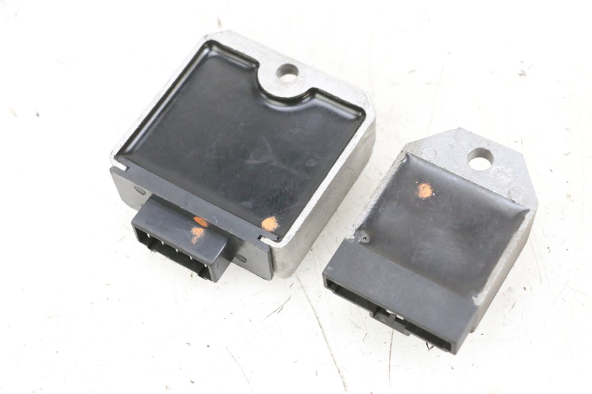 photo de REGULATEUR CHARGE PIAGGIO NEW TYPHOON 50 (2018 - 2021) - Gros plan technique