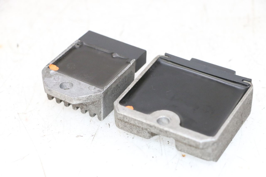 photo de REGULATEUR CHARGE PIAGGIO NEW TYPHOON 50 (2018 - 2021) - Gros plan technique