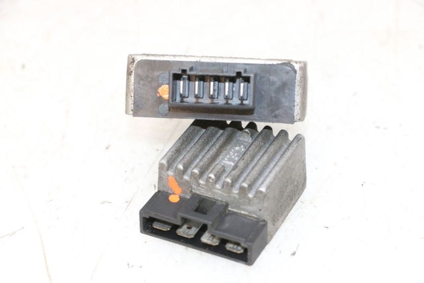 photo de REGULATEUR CHARGE PIAGGIO NEW TYPHOON 50 (2018 - 2021) - État de surface