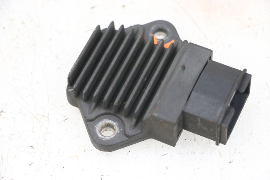 photo de REGULATEUR CHARGE HONDA NSR R 125 (1994 - 2003) - Gros plan technique