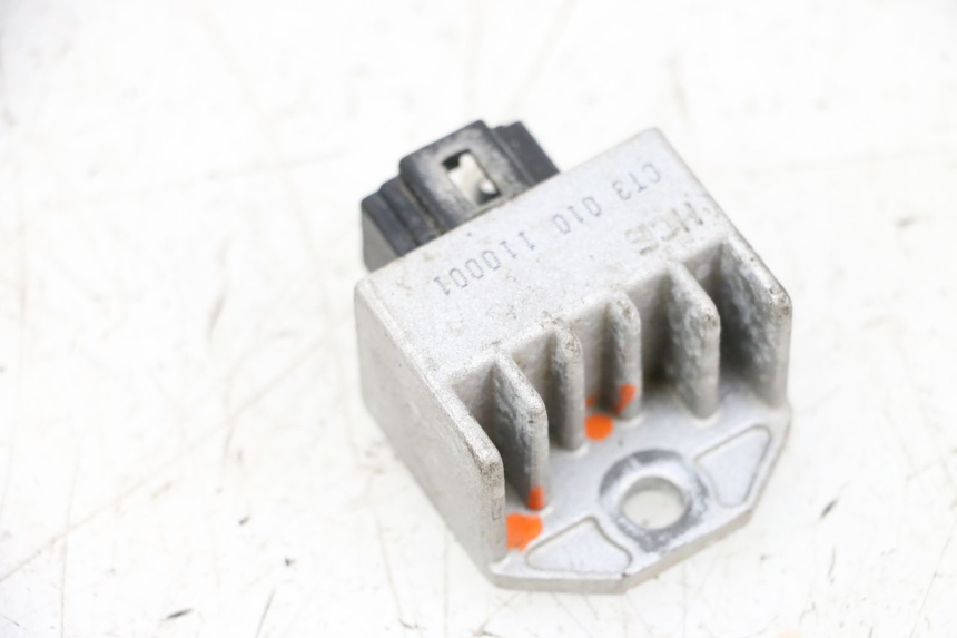 photo de REGULATEUR CHARGE SYM ORBIT 2 50 (2008 - 2014) - Gros plan technique