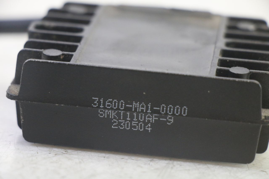 photo de REGULATEUR CHARGE SYM ORBIT III 3 4T 50 (2021 - 2025) - Gros plan technique