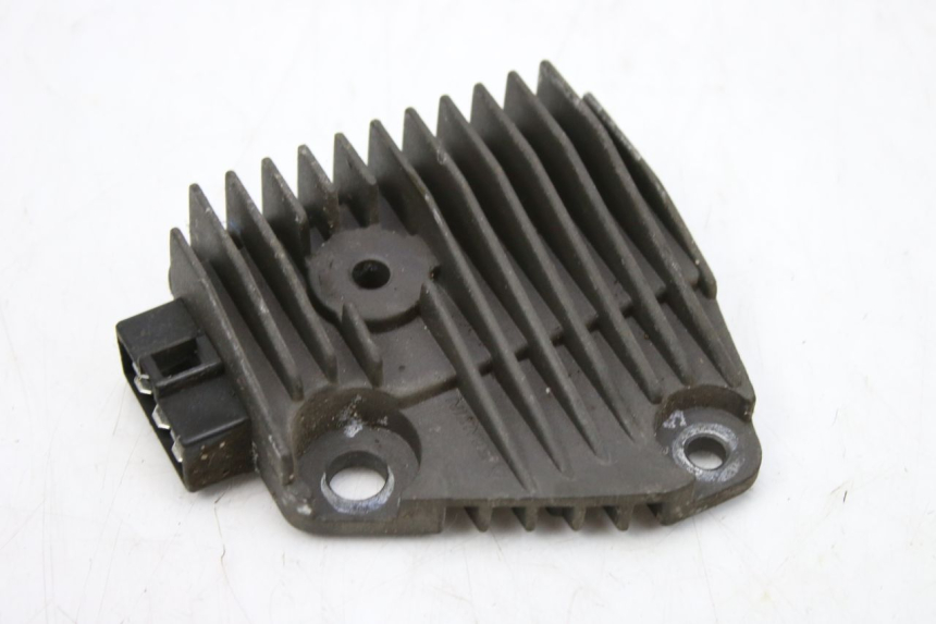 photo de REGULATEUR CHARGE KEEWAY OUTLOOK 125 (2007 - 2013) - Gros plan technique