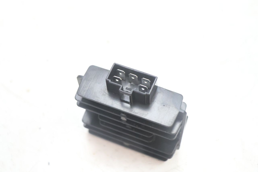 photo de REGULATEUR CHARGE JM MOTORS R-MAX TECH 50 (2024 - 2026) - Gros plan technique