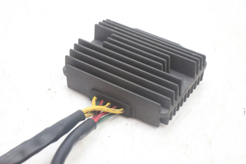 photo de REGULATEUR CHARGE PEUGEOT SATELIS 125 (2013 - 2018) - Gros plan technique