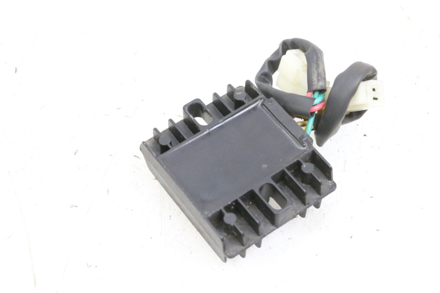 photo de REGULATEUR CHARGE PEUGEOT SPEEDFIGHT 4 4T EFI 50 (2021 - 2025) - Gros plan technique