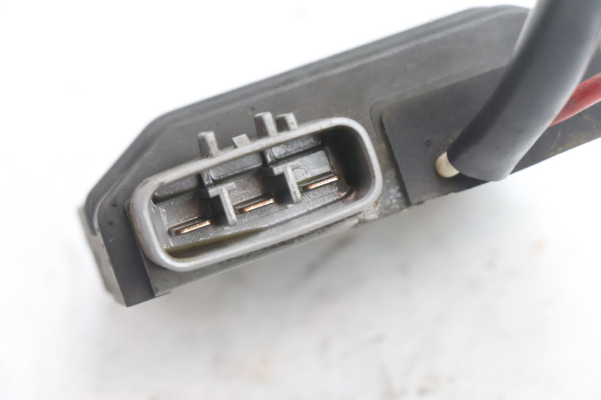 photo de REGULATEUR CHARGE YAMAHA TDM ABS 900 (2002 - 2014) - Gros plan technique