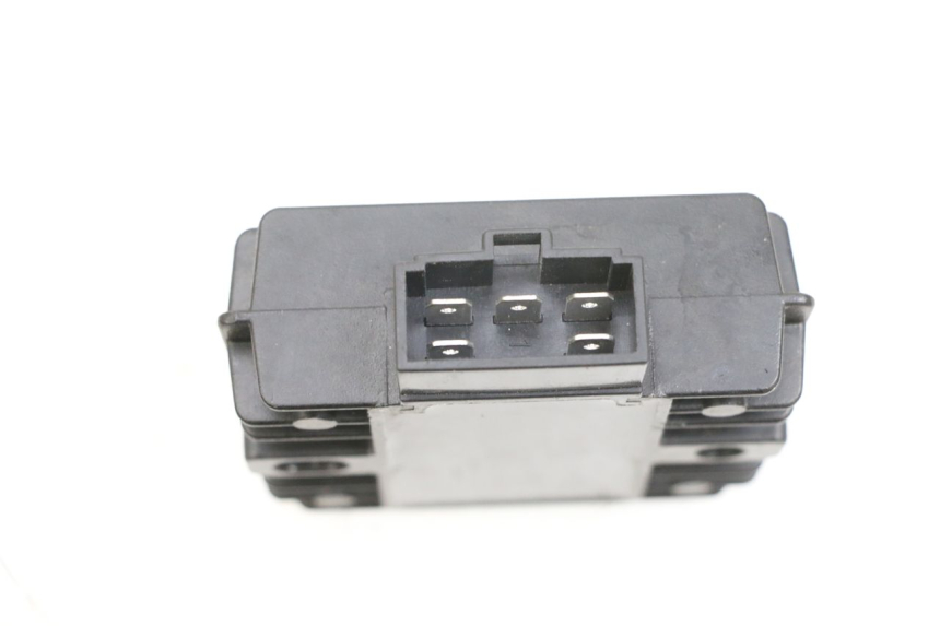 photo de REGULATEUR CHARGE YAMAHA TRICITY 300 (2020 - 2024) - Gros plan technique