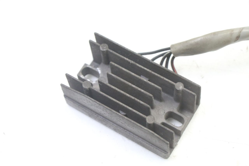 photo de REGULATEUR CHARGE SUZUKI UH BURGMAN 125 (2002 - 2006)