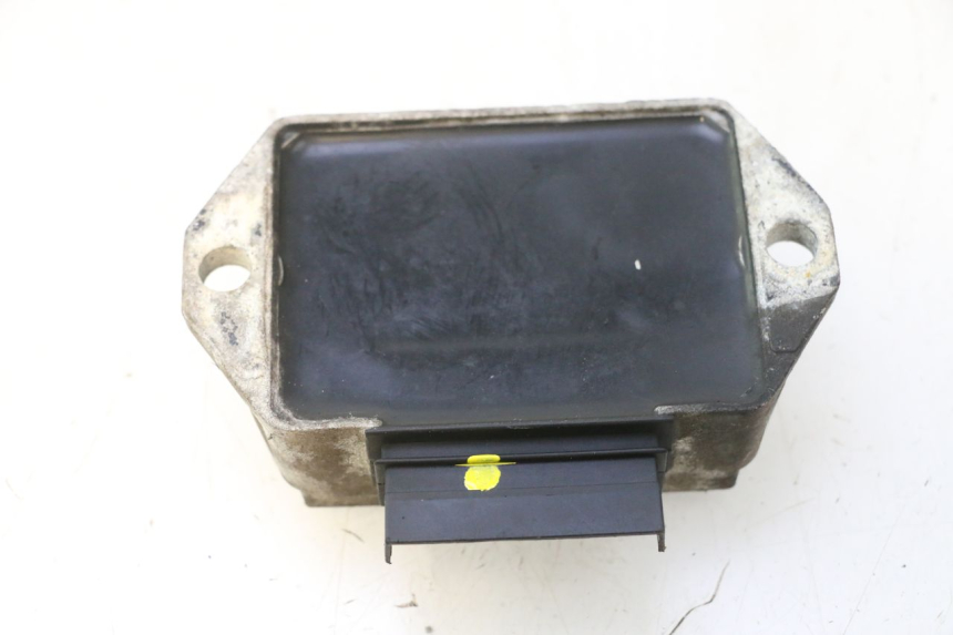 photo de REGULATEUR CHARGE PIAGGIO VESPA LX 2T 50 (2005 - 2013) - Détail de la pièce