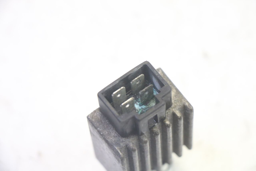 photo de REGULATEUR CHARGE PEUGEOT VIVACITY 100 (1999 - 2008) - Gros plan technique