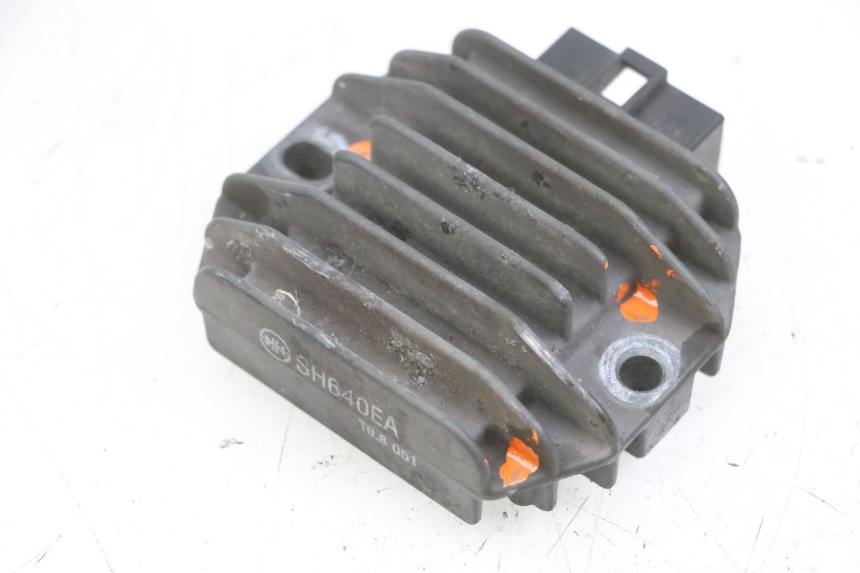 photo de REGULATEUR CHARGE YAMAHA X-MAX XMAX 125 (2010 - 2014) - Gros plan technique