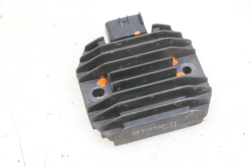 photo de REGULATEUR CHARGE YAMAHA XMAX X-MAX 125 (2006 - 2009) - Gros plan technique