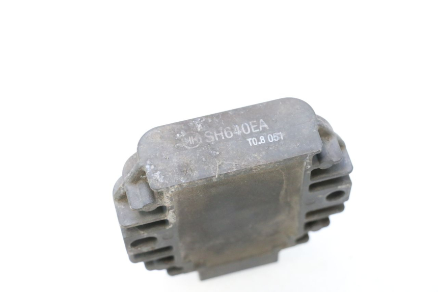 photo de REGULATEUR CHARGE YAMAHA X-MAX XMAX 125 (2010 - 2013) - Gros plan technique