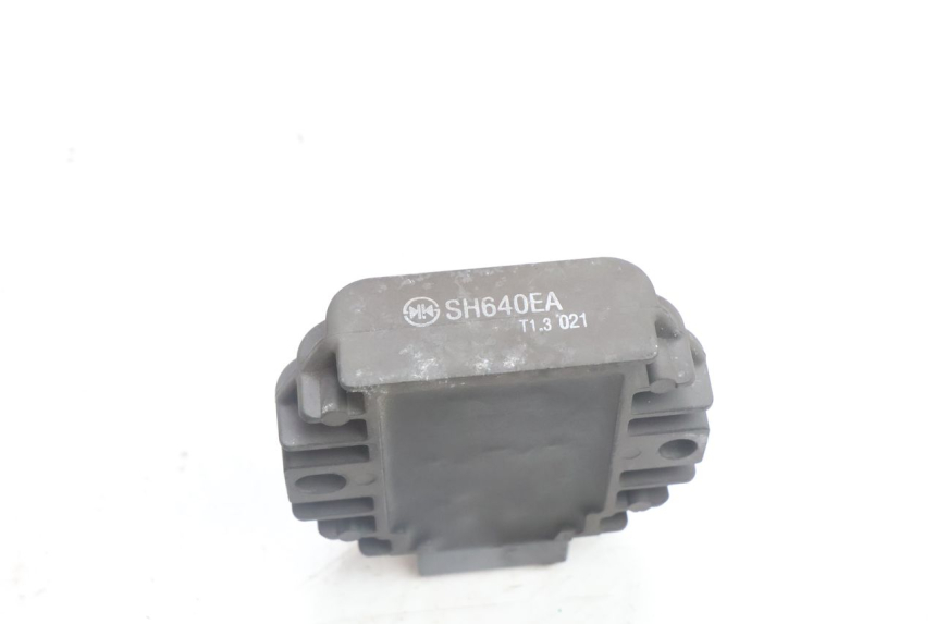 photo de REGULATEUR CHARGE YAMAHA X-MAX XMAX 125 (2010 - 2013) - Autre angle de vue